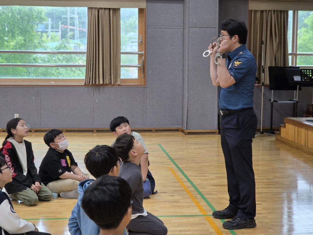 2025.05.09 4학년 학교폭력 예방교육 및 경찰 진로체험 첨부이미지 : KakaoTalk_20250509_115246100 (1).jpg